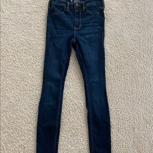 I’m selling cute Hollister jeans!!